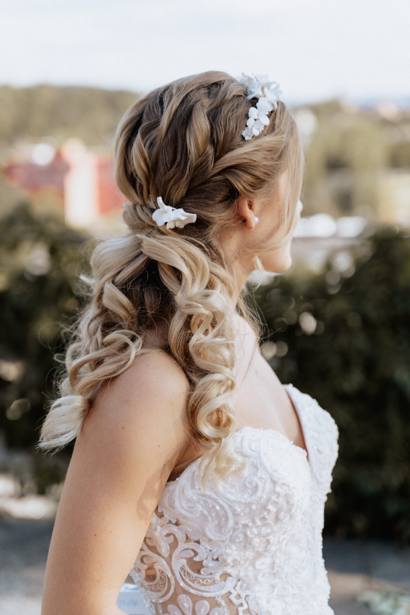 👑 Krönung des Looks: Brautfrisur & Accessoires – Schleier, Haarschmuck, Klebeperlen & Glitzer perfekt kombinieren
